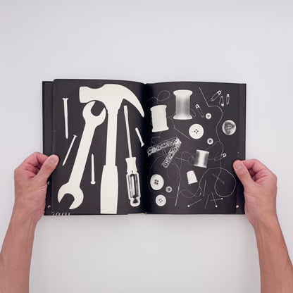 Tana Hoban『Shapes and Things』。身近な物をフォトグラムで白黒の形として捉えた、1970年Macmillan刊の言葉のない写真絵本。