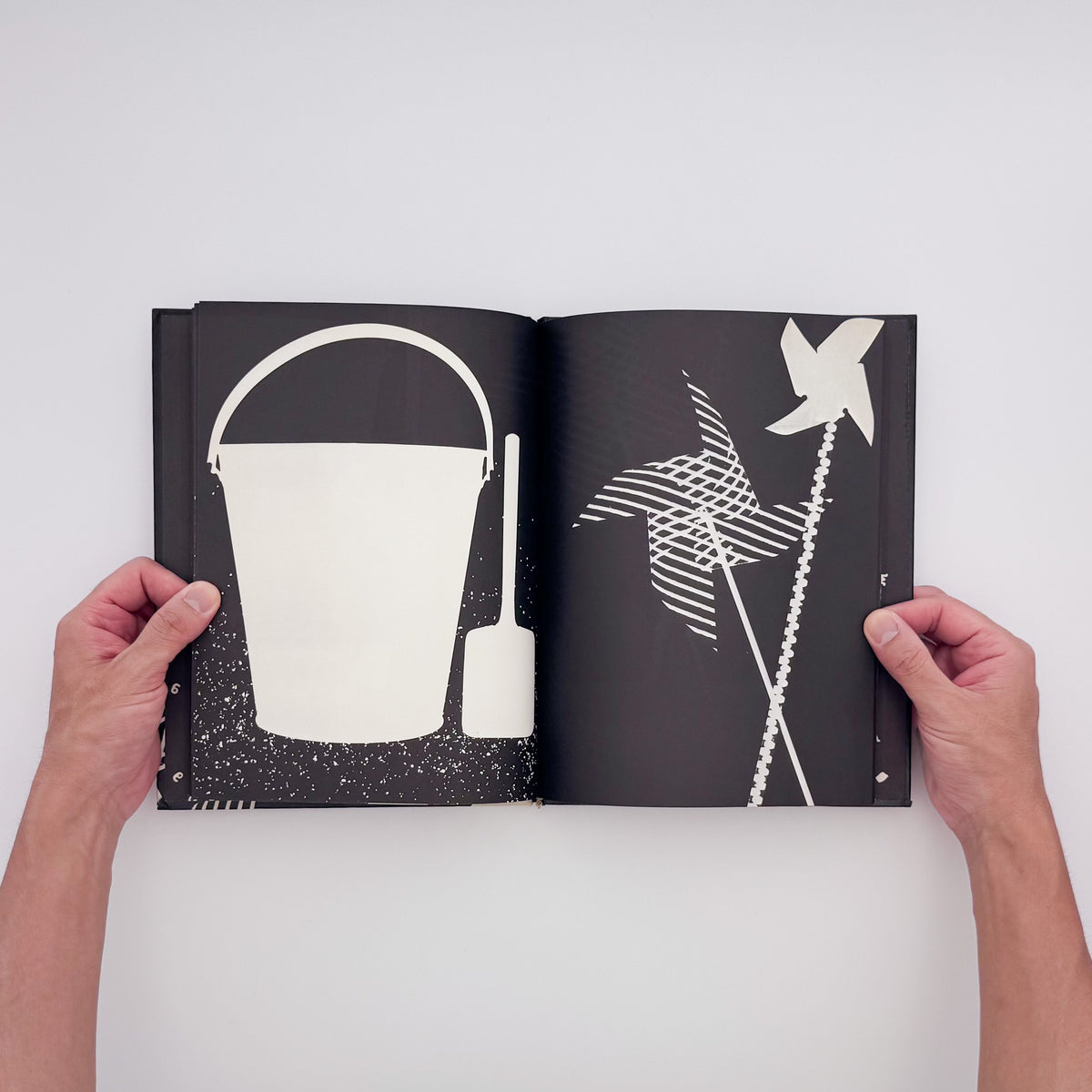 Tana Hoban『Shapes and Things』。身近な物をフォトグラムで白黒の形として捉えた、1970年Macmillan刊の言葉のない写真絵本。