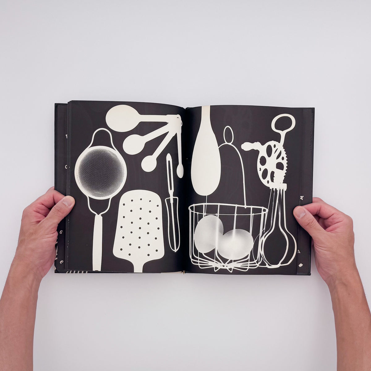 Tana Hoban『Shapes and Things』。身近な物をフォトグラムで白黒の形として捉えた、1970年Macmillan刊の言葉のない写真絵本。