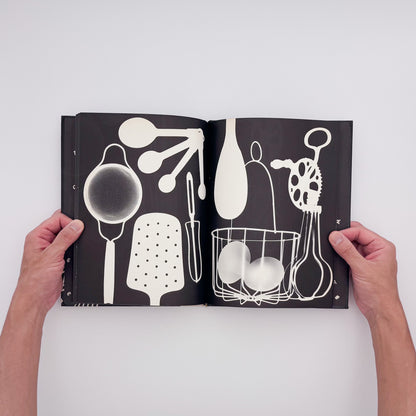 Tana Hoban『Shapes and Things』。身近な物をフォトグラムで白黒の形として捉えた、1970年Macmillan刊の言葉のない写真絵本。