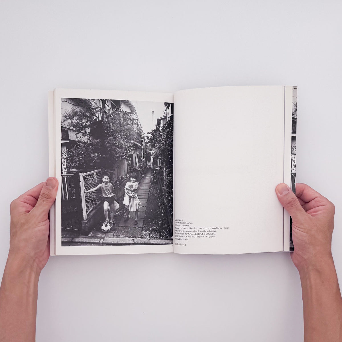 荒木経惟『冬へ / Tokyo : a City Heading for Death』。1989年の東京を撮影し、1990年にマガジンハウスから刊行された写真集。