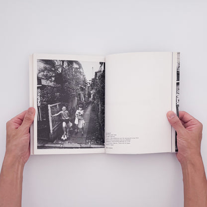 荒木経惟『冬へ / Tokyo : a City Heading for Death』。1989年の東京を撮影し、1990年にマガジンハウスから刊行された写真集。