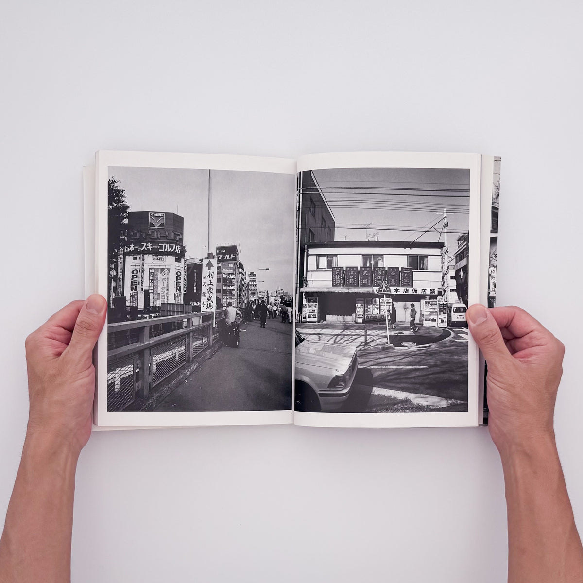 荒木経惟『冬へ / Tokyo : a City Heading for Death』。1989年の東京を撮影し、1990年にマガジンハウスから刊行された写真集。