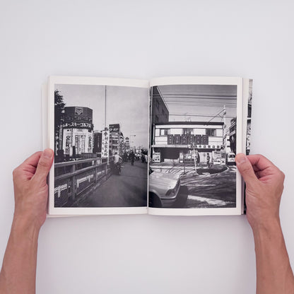 荒木経惟『冬へ / Tokyo : a City Heading for Death』。1989年の東京を撮影し、1990年にマガジンハウスから刊行された写真集。