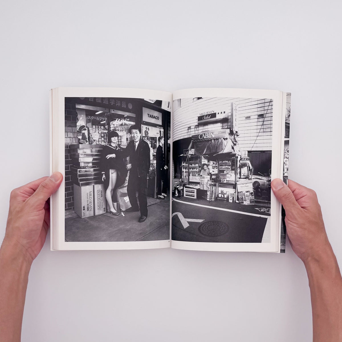 荒木経惟『冬へ / Tokyo : a City Heading for Death』。1989年の東京を撮影し、1990年にマガジンハウスから刊行された写真集。