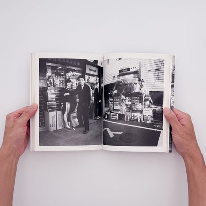 荒木経惟『冬へ / Tokyo : a City Heading for Death』。1989年の東京を撮影し、1990年にマガジンハウスから刊行された写真集。