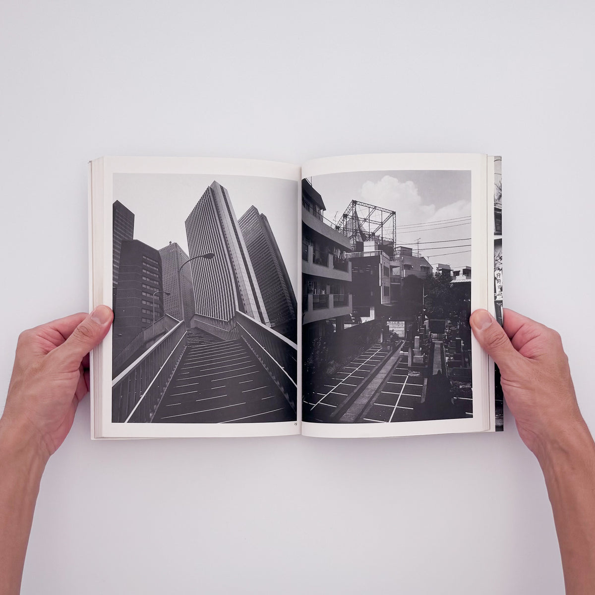 荒木経惟『冬へ / Tokyo : a City Heading for Death』。1989年の東京を撮影し、1990年にマガジンハウスから刊行された写真集。