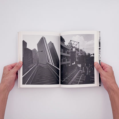 荒木経惟『冬へ / Tokyo : a City Heading for Death』。1989年の東京を撮影し、1990年にマガジンハウスから刊行された写真集。