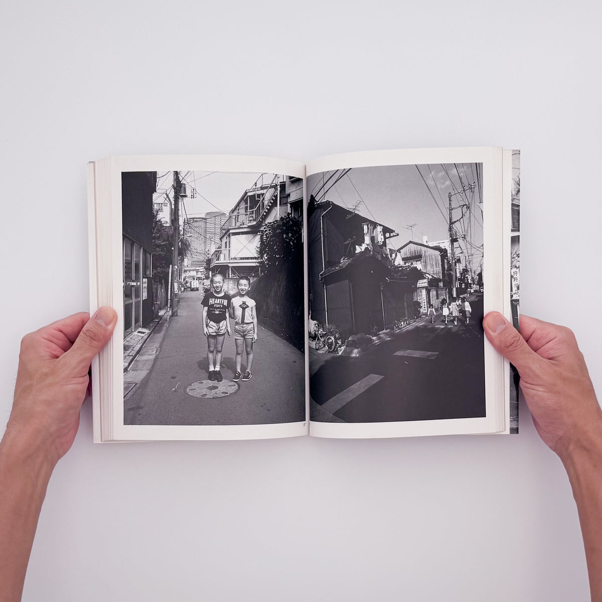 荒木経惟『冬へ / Tokyo : a City Heading for Death』。1989年の東京を撮影し、1990年にマガジンハウスから刊行された写真集。