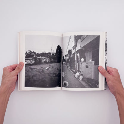 荒木経惟『冬へ / Tokyo : a City Heading for Death』。1989年の東京を撮影し、1990年にマガジンハウスから刊行された写真集。