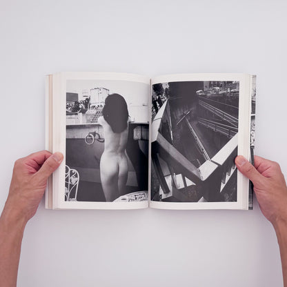荒木経惟『冬へ / Tokyo : a City Heading for Death』。1989年の東京を撮影し、1990年にマガジンハウスから刊行された写真集。