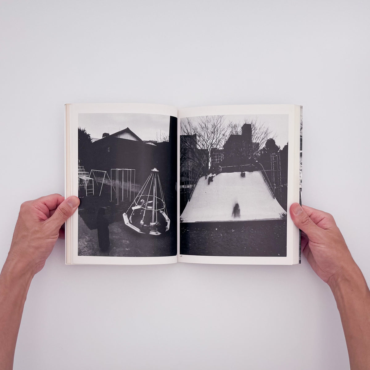 荒木経惟『冬へ / Tokyo : a City Heading for Death』。1989年の東京を撮影し、1990年にマガジンハウスから刊行された写真集。