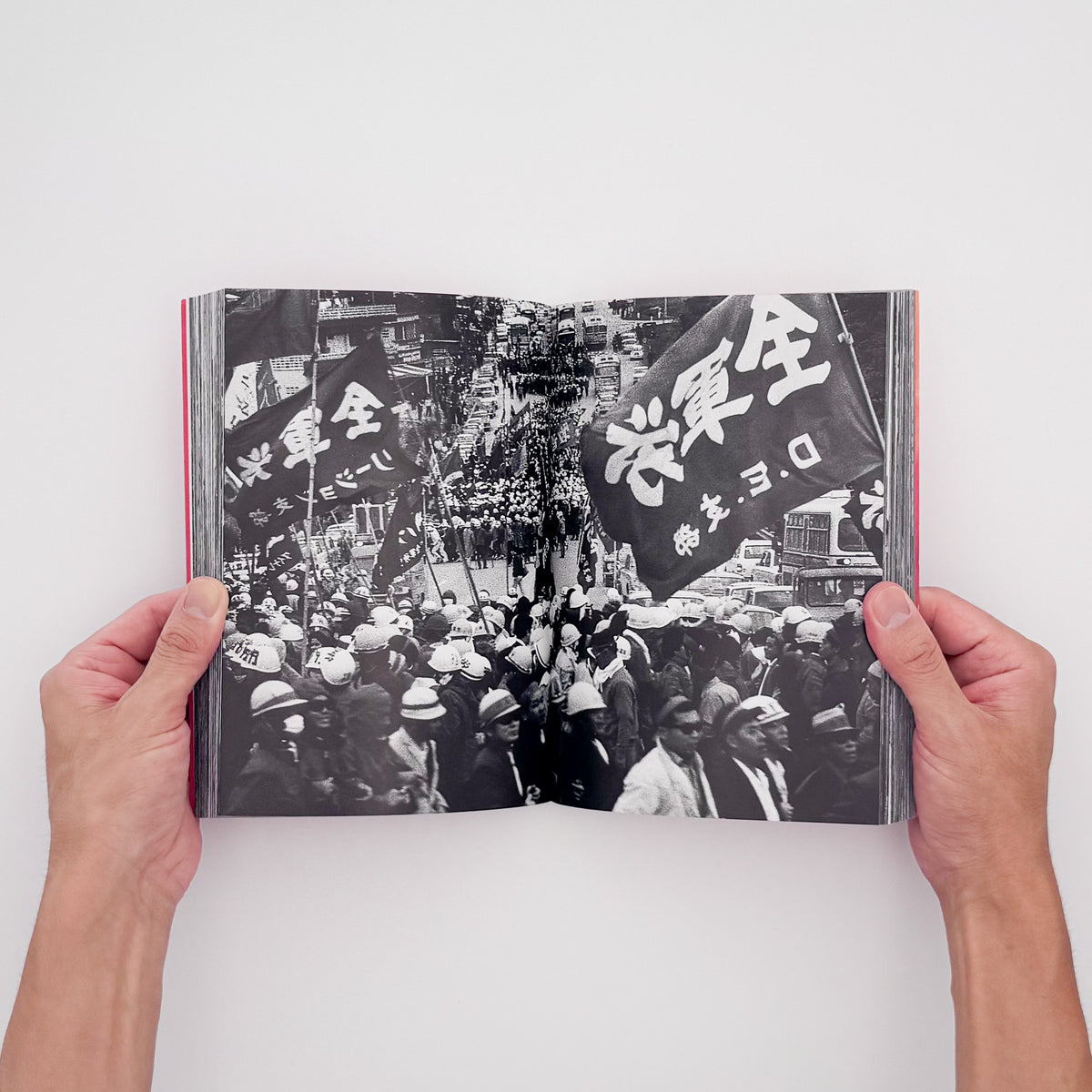 比嘉豊光『赤いゴーヤー』。1970〜1972年、沖縄復帰前後の風景を移動するバスや車から撮影した初期作品をまとめた2004年刊の写真集。