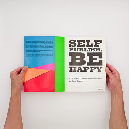 Bruno Ceschel（ブルーノ・ケシェル）『Self Publish, Be Happy: A DIY Photobook Manual and Manifesto』。自主出版写真集の実例と制作方法を収録した2015年刊の書籍。