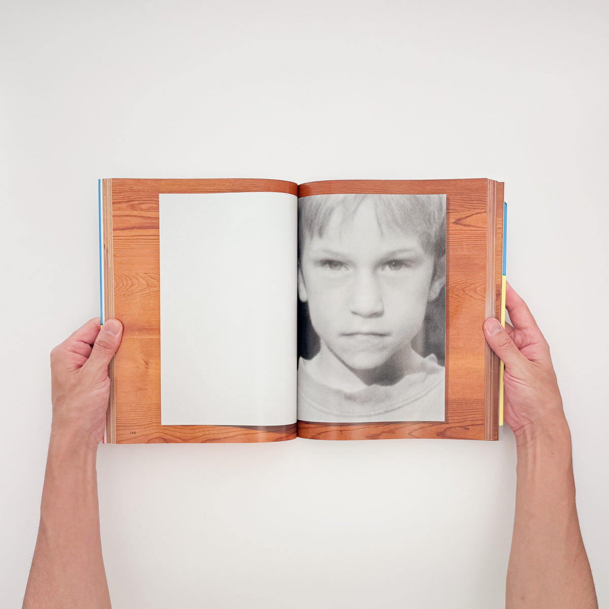 Bruno Ceschel（ブルーノ・ケシェル）『Self Publish, Be Happy: A DIY Photobook Manual and Manifesto』。自主出版写真集の実例と制作方法を収録した2015年刊の書籍。