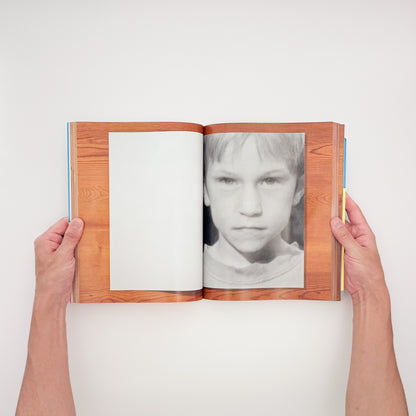 Bruno Ceschel（ブルーノ・ケシェル）『Self Publish, Be Happy: A DIY Photobook Manual and Manifesto』。自主出版写真集の実例と制作方法を収録した2015年刊の書籍。