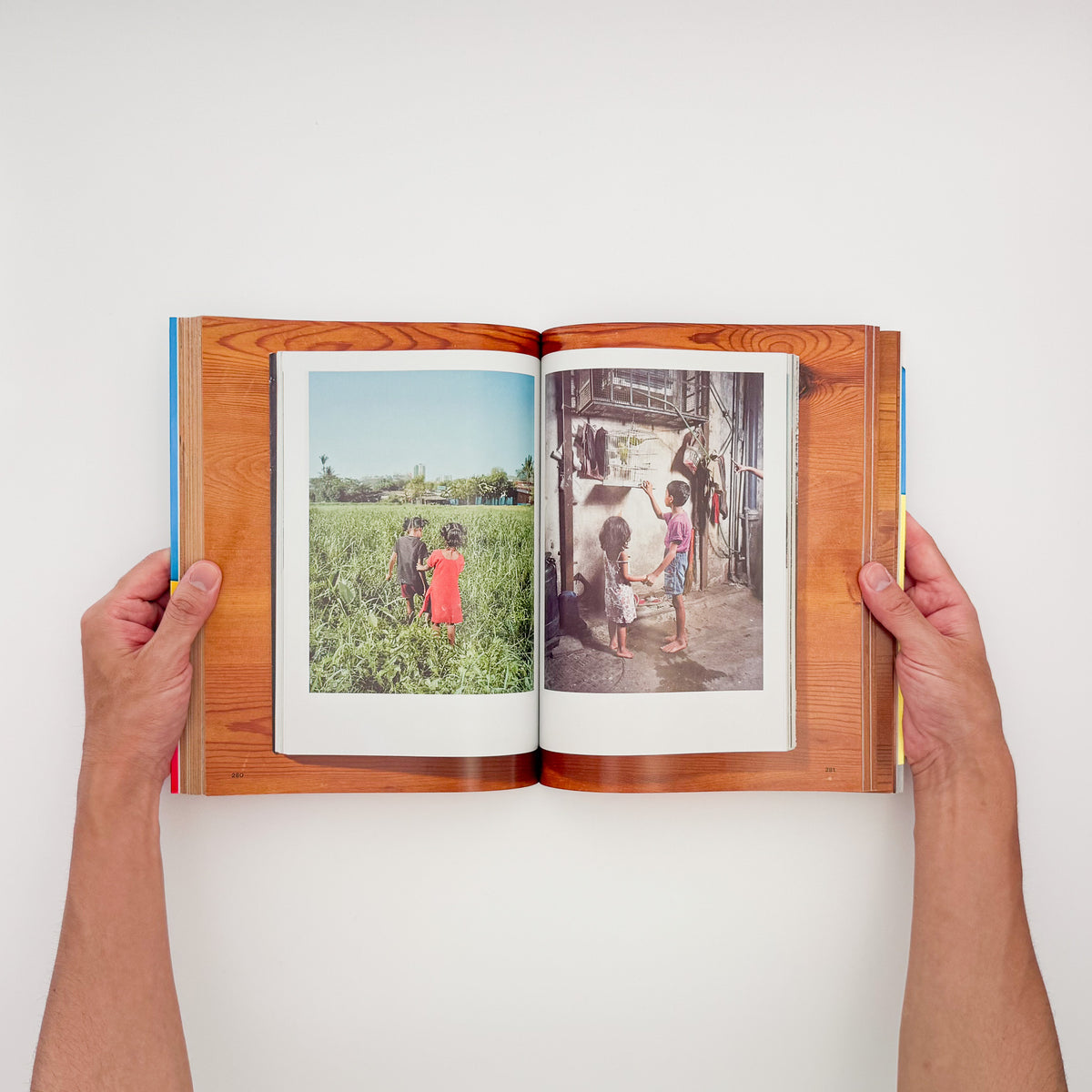 Bruno Ceschel（ブルーノ・ケシェル）『Self Publish, Be Happy: A DIY Photobook Manual and Manifesto』。自主出版写真集の実例と制作方法を収録した2015年刊の書籍。
