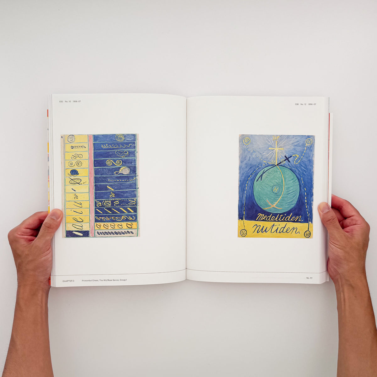 『ヒルマ・アフ・クリント展』図録。〈10の最大物〉をはじめ「神殿のための絵画」など約140点を収録した、東京国立近代美術館2025年開催展の公式カタログ。