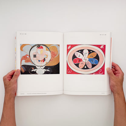 『ヒルマ・アフ・クリント展』図録。〈10の最大物〉をはじめ「神殿のための絵画」など約140点を収録した、東京国立近代美術館2025年開催展の公式カタログ。