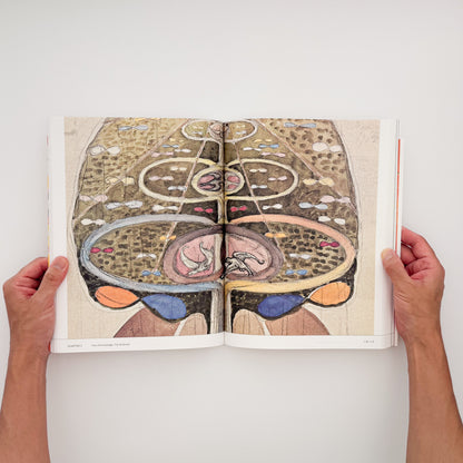 『ヒルマ・アフ・クリント展』図録。〈10の最大物〉をはじめ「神殿のための絵画」など約140点を収録した、東京国立近代美術館2025年開催展の公式カタログ。