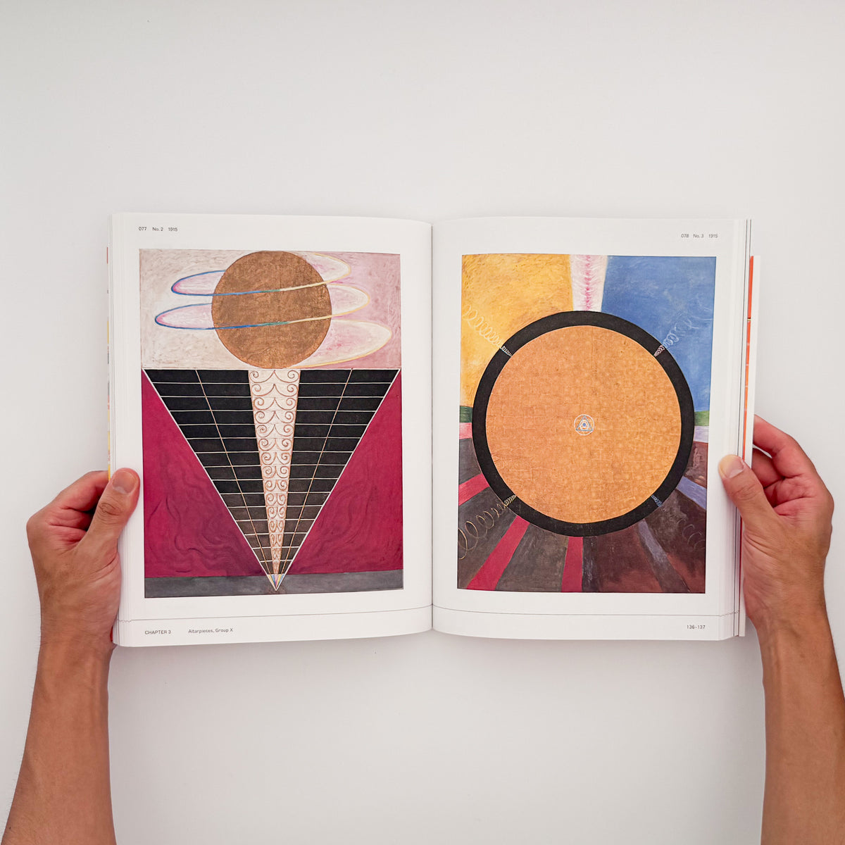 『ヒルマ・アフ・クリント展』図録。〈10の最大物〉をはじめ「神殿のための絵画」など約140点を収録した、東京国立近代美術館2025年開催展の公式カタログ。