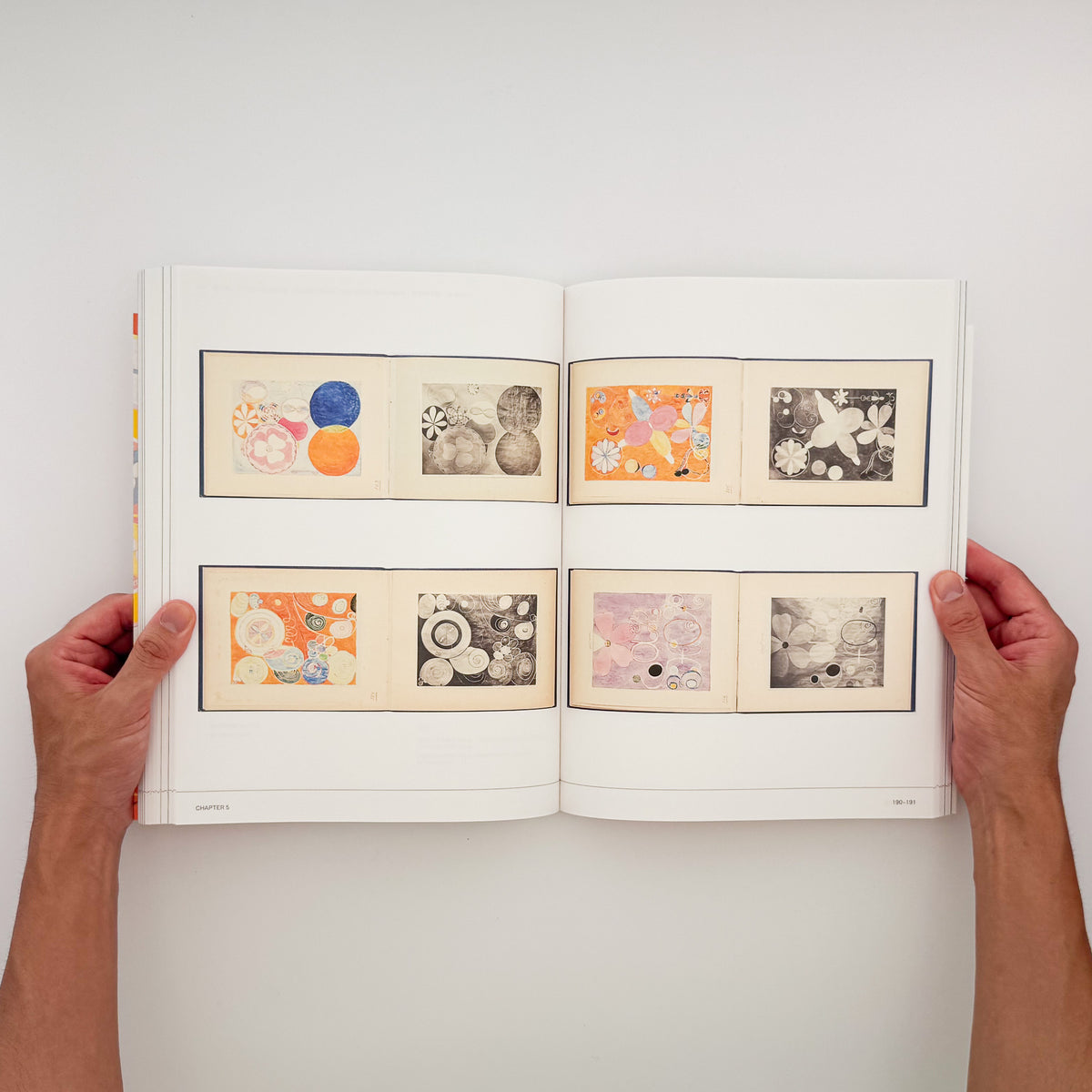 『ヒルマ・アフ・クリント展』図録。〈10の最大物〉をはじめ「神殿のための絵画」など約140点を収録した、東京国立近代美術館2025年開催展の公式カタログ。
