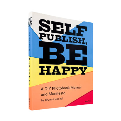 Bruno Ceschel（ブルーノ・ケシェル）『Self Publish, Be Happy: A DIY Photobook Manual and Manifesto』。自主出版写真集の実例と制作方法を収録した2015年刊の書籍。