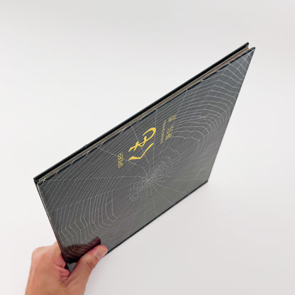 新宮晋『くも / Spider』。オニグモの習性と時間の流れをトレーシングペーパーで表現した、文化出版局1979年刊の絵本。