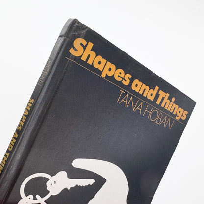 Tana Hoban『Shapes and Things』。身近な物をフォトグラムで白黒の形として捉えた、1970年Macmillan刊の言葉のない写真絵本。