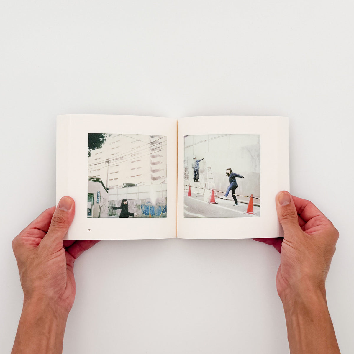 奥山由之『君の住む街』。東京を舞台に35人の女性と街の風景をポラロイドで撮影した、2017年SPACE SHOWER BOOKS刊・元版初版の写真集。