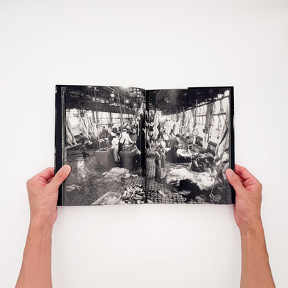 本橋成一『屠場』。牛の屠畜と解体に携わる人々の仕事と日常を記録した2011年平凡社刊の写真集。著者サイン入り、帯付き。