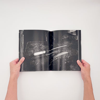 本橋成一『屠場』。牛の屠畜と解体に携わる人々の仕事と日常を記録した2011年平凡社刊の写真集。著者サイン入り、帯付き。