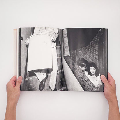 内藤正敏『東京―都市の闇を幻視する― TOKYO 1970–1985』。1970年から1985年の東京を撮影し、都市の闇と江戸の記憶を探った1985年刊の写真集。