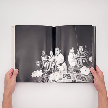 内藤正敏『東京―都市の闇を幻視する― TOKYO 1970–1985』。1970年から1985年の東京を撮影し、都市の闇と江戸の記憶を探った1985年刊の写真集。
