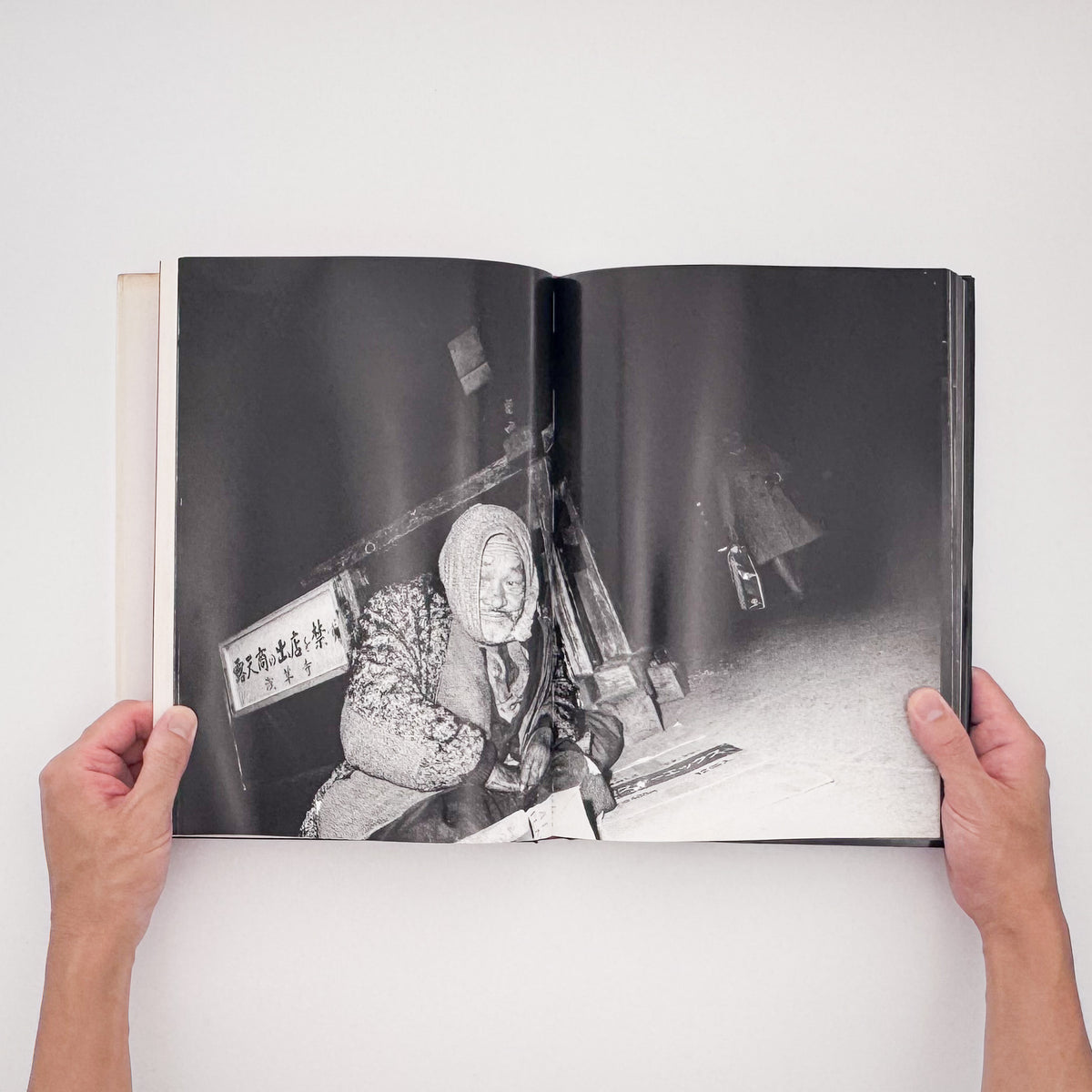 内藤正敏『東京―都市の闇を幻視する― TOKYO 1970–1985』。1970年から1985年の東京を撮影し、都市の闇と江戸の記憶を探った1985年刊の写真集。