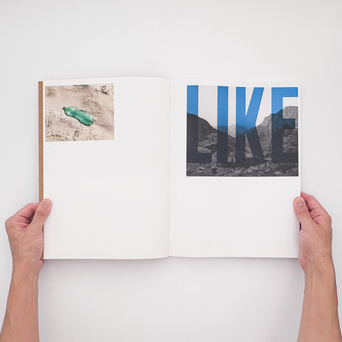 Ryan Debolski『LIKE』。オマーンの移民労働者たちの生活や海辺での交流を、カラーとモノクロ写真、WhatsAppのメッセージによって記録した、2020年Gnomic Book刊・450部限定の写真集。