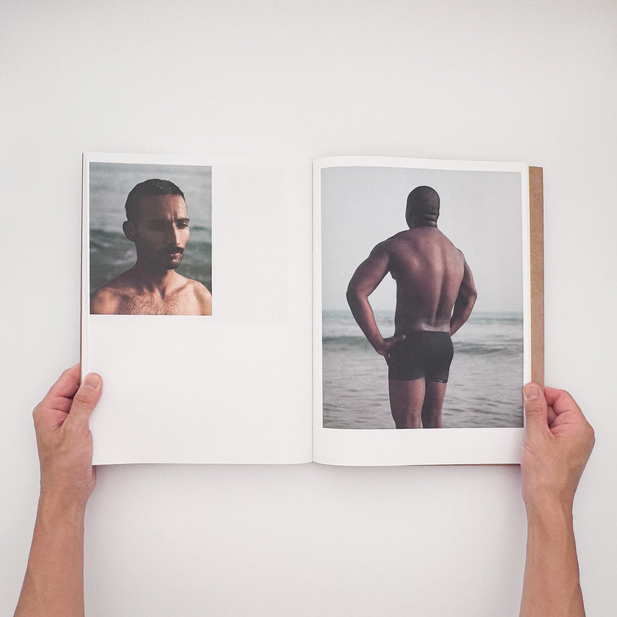 Ryan Debolski『LIKE』。オマーンの移民労働者たちの生活や海辺での交流を、カラーとモノクロ写真、WhatsAppのメッセージによって記録した、2020年Gnomic Book刊・450部限定の写真集。