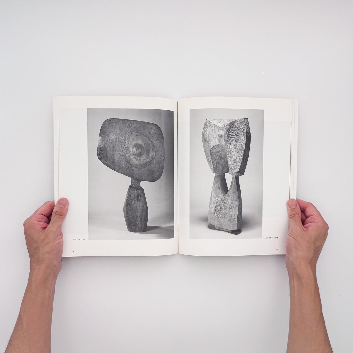 河井寛次郎・植木茂『ふたりの木彫』。二人の木彫作品と家具、円空仏・木喰仏などを収録した2001年千葉市美術館展覧会図録。