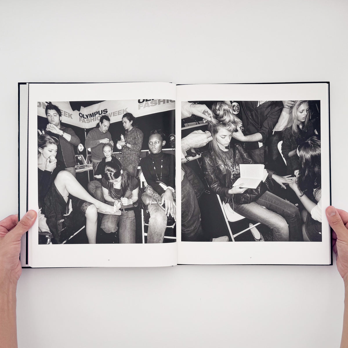 Lee Friedlander『DRESSING UP FASHION WEEK NYC』。2006年のニューヨーク・ファッション・ウィークの舞台裏で、モデルやスタッフの仕事を撮影した2015年刊の写真集。
