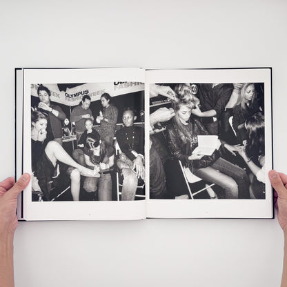 Lee Friedlander『DRESSING UP FASHION WEEK NYC』。2006年のニューヨーク・ファッション・ウィークの舞台裏で、モデルやスタッフの仕事を撮影した2015年刊の写真集。