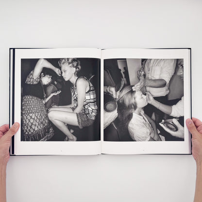 Lee Friedlander『DRESSING UP FASHION WEEK NYC』。2006年のニューヨーク・ファッション・ウィークの舞台裏で、モデルやスタッフの仕事を撮影した2015年刊の写真集。