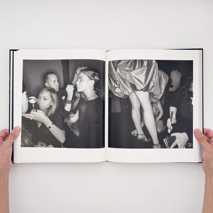 Lee Friedlander『DRESSING UP FASHION WEEK NYC』。2006年のニューヨーク・ファッション・ウィークの舞台裏で、モデルやスタッフの仕事を撮影した2015年刊の写真集。