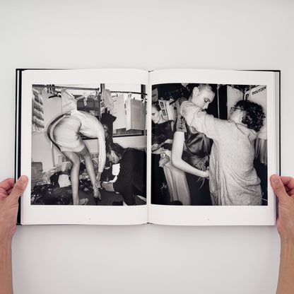 Lee Friedlander『DRESSING UP FASHION WEEK NYC』。2006年のニューヨーク・ファッション・ウィークの舞台裏で、モデルやスタッフの仕事を撮影した2015年刊の写真集。