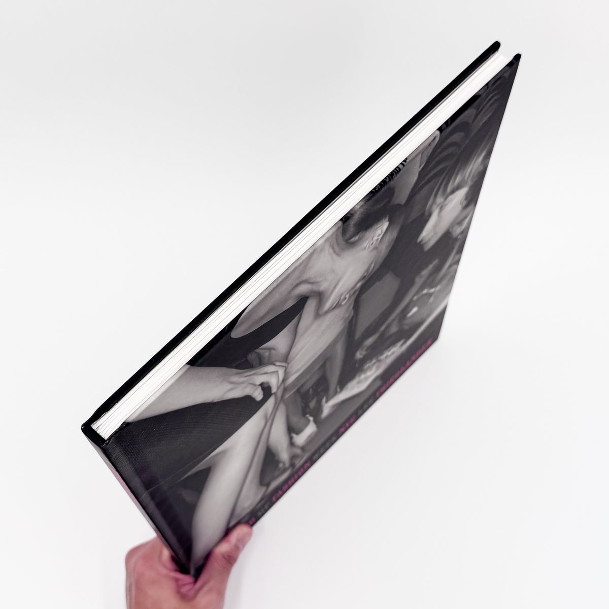 Lee Friedlander『DRESSING UP FASHION WEEK NYC』。2006年のニューヨーク・ファッション・ウィークの舞台裏で、モデルやスタッフの仕事を撮影した2015年刊の写真集。
