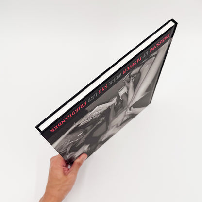 Lee Friedlander『DRESSING UP FASHION WEEK NYC』。2006年のニューヨーク・ファッション・ウィークの舞台裏で、モデルやスタッフの仕事を撮影した2015年刊の写真集。
