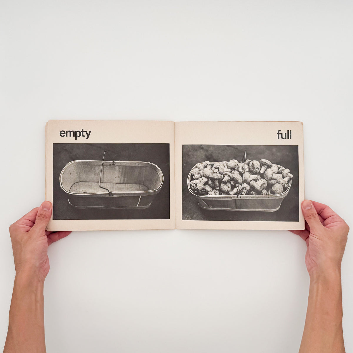 タナ・ホーバン『Push, Pull, Empty, Full: A Book of Opposites』。日常の人物や物を写したモノクロ写真で反対語を表現した、1976年Collier Books刊の写真絵本。