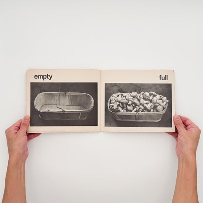 タナ・ホーバン『Push, Pull, Empty, Full: A Book of Opposites』。日常の人物や物を写したモノクロ写真で反対語を表現した、1976年Collier Books刊の写真絵本。
