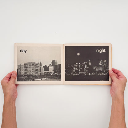 タナ・ホーバン『Push, Pull, Empty, Full: A Book of Opposites』。日常の人物や物を写したモノクロ写真で反対語を表現した、1976年Collier Books刊の写真絵本。