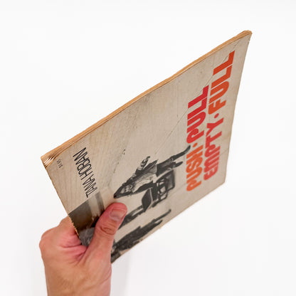 タナ・ホーバン『Push, Pull, Empty, Full: A Book of Opposites』。日常の人物や物を写したモノクロ写真で反対語を表現した、1976年Collier Books刊の写真絵本。