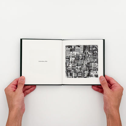 西野壮平『SHORT STORIES: Amsterdam』。2014年撮影の《Diorama Map》からアムステルダムの都市風景と細部を再構成した、2026年Migo刊の写真集。巻末にコラージュ作品全体図の折り込み付き。